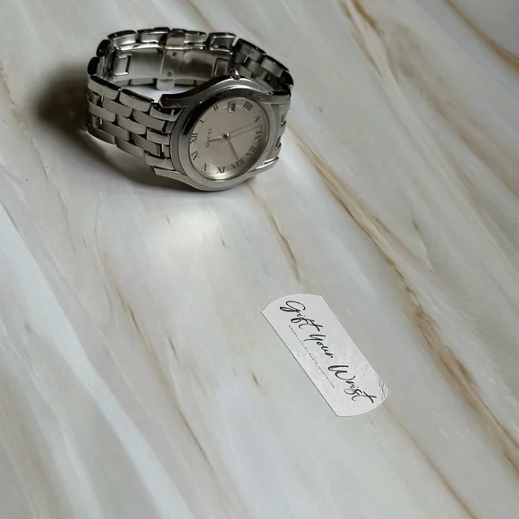 Gucci 5500M Silver Stainless Steel Classic Swiss-Made 35mm Unisex